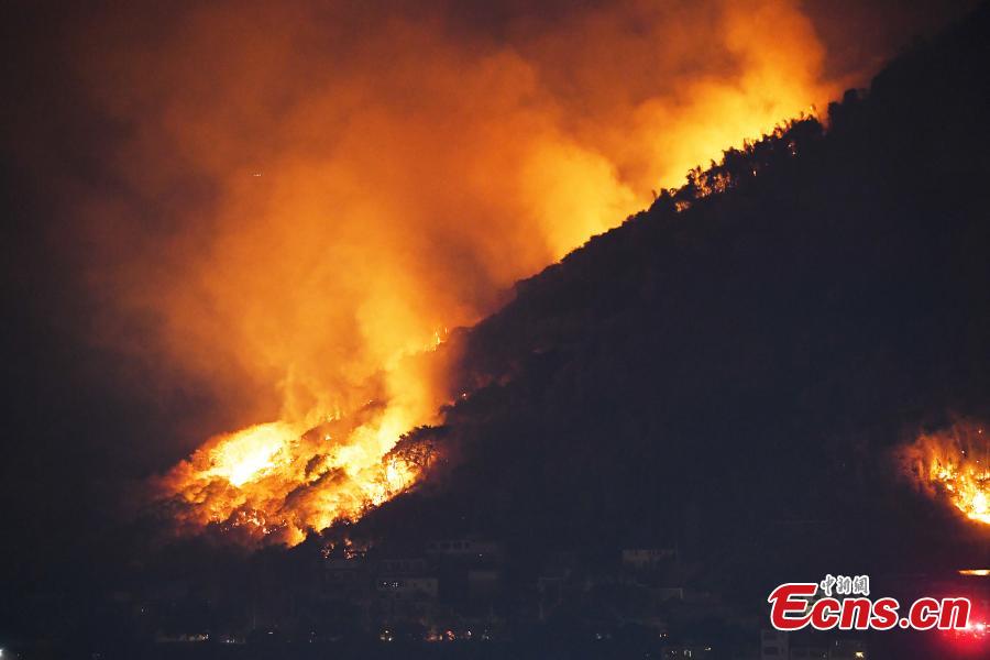Chongqing: helicópteros enviados para extinguir incêndios florestais