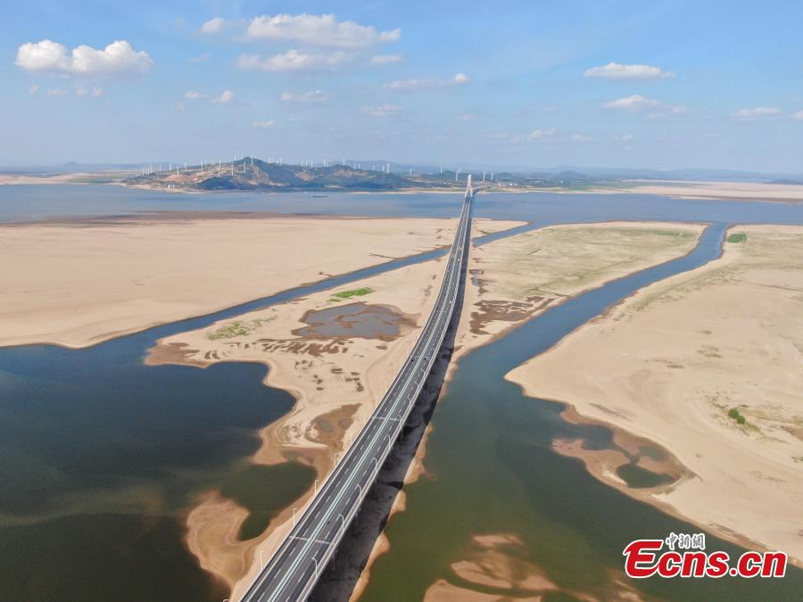 Ilha Luoxingdun emerge do lago Poyang devido à seca