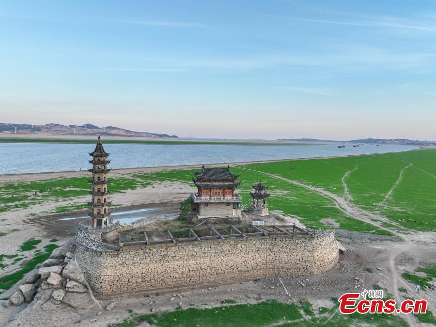 Ilha Luoxingdun emerge do lago Poyang devido à seca