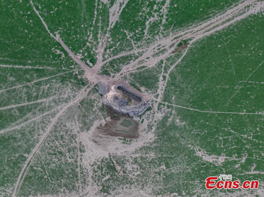 Ilha Luoxingdun emerge do lago Poyang devido à seca