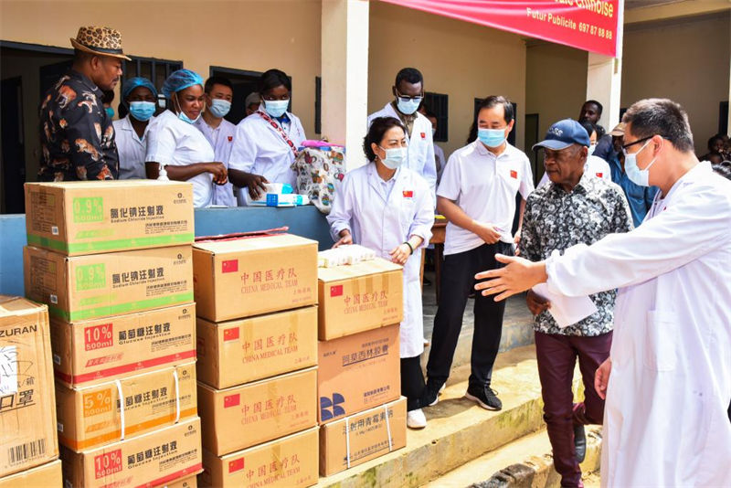 Equipe médica chinesa oferece servi?os de saúde gratuitos na zona rural de Camar?es