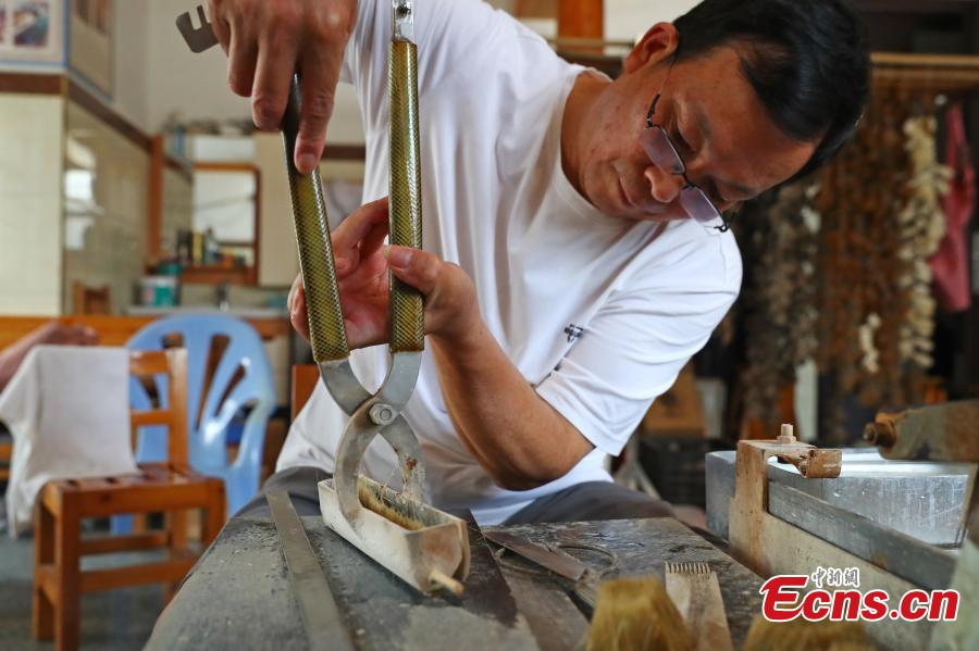 Zhou Pengcheng, 6 décadas de dedica??o ao fabrico de pincéis de caligrafia