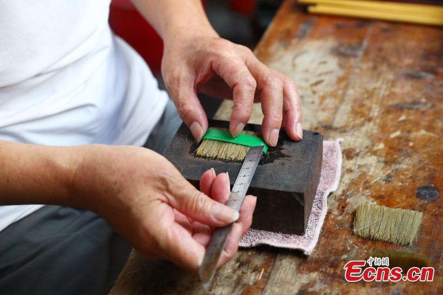 Zhou Pengcheng, 6 décadas de dedica??o ao fabrico de pincéis de caligrafia