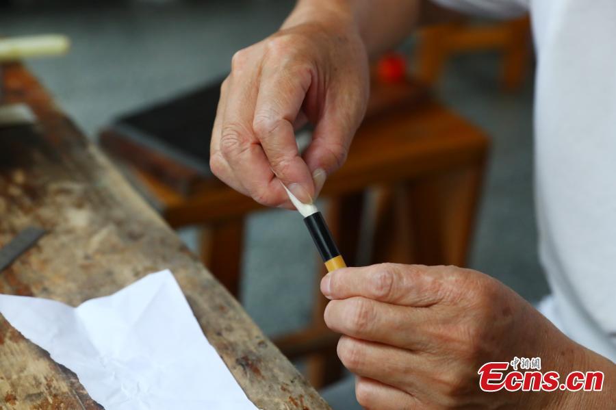 Zhou Pengcheng, 6 décadas de dedica??o ao fabrico de pincéis de caligrafia