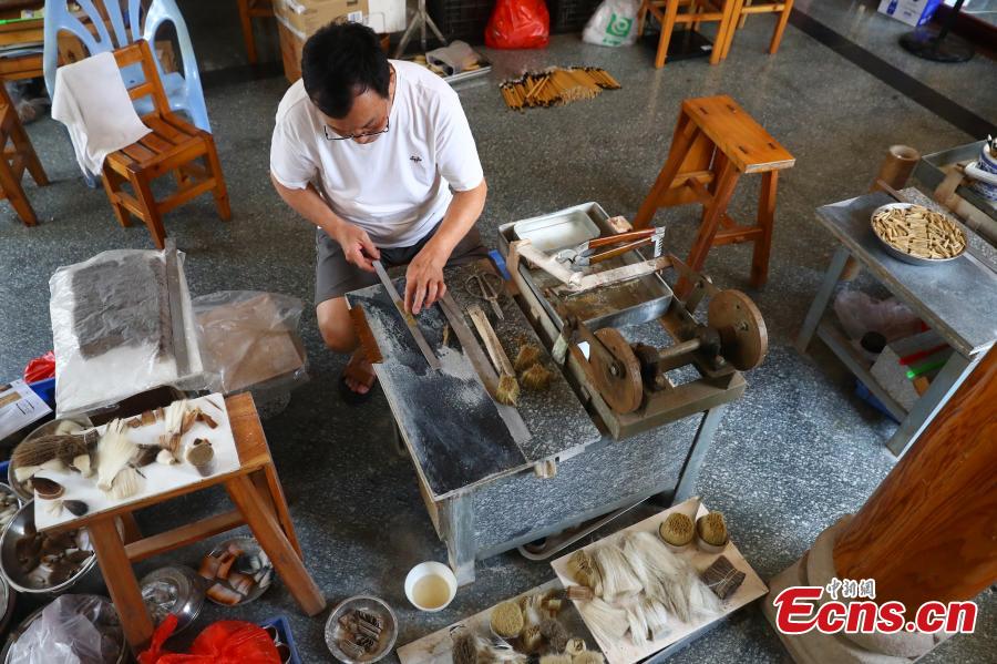 Zhou Pengcheng, 6 décadas de dedica??o ao fabrico de pincéis de caligrafia