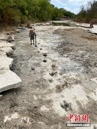 EUA: seca em rio revela de pegadas de dinossauros com 113 milh?es de anos