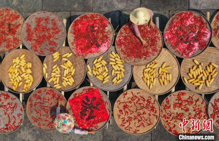 Anhui: antiga aldeia recebe boa colheita