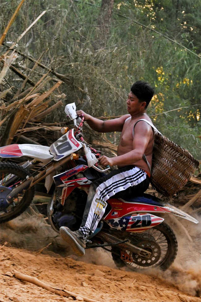 Motociclistas ajudam em combate a incêndio florestal em Chongqing