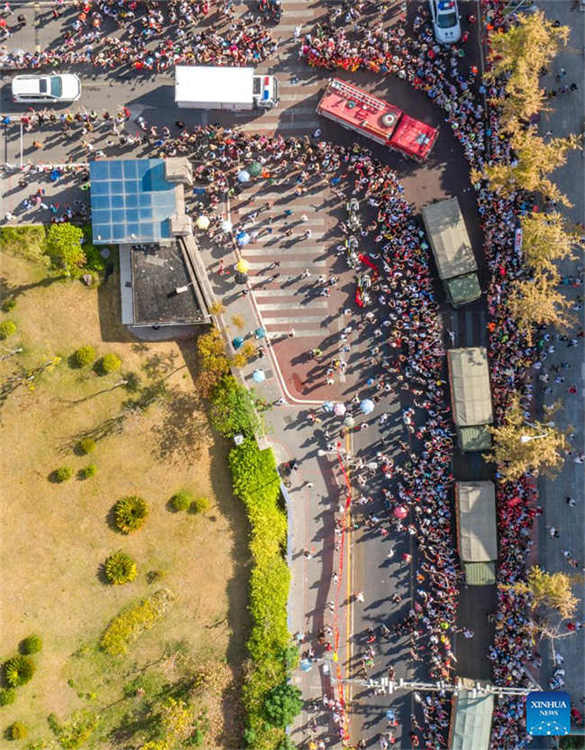 Residentes de Chongqing se despedem dos bombeiros que apagaram incêndio florestal