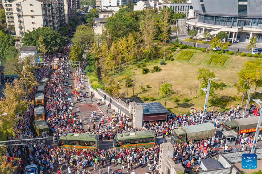 Residentes de Chongqing se despedem dos bombeiros que apagaram incêndio florestal