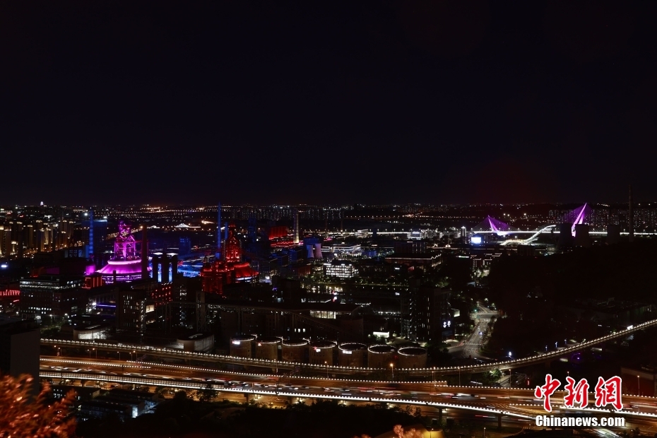 China: símbolo da Feira Internacional de Comércio de Servi?os da China é iluminado na Torre Olímpica de Beijing