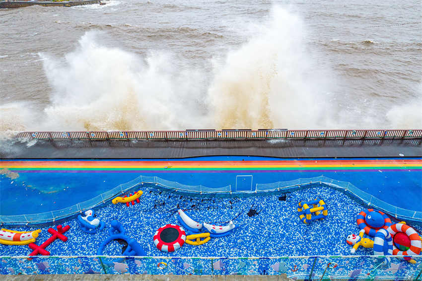 Zhejiang: tuf?o “Hinnamnor” aproxima-se e provoca ondas ao longo da costa