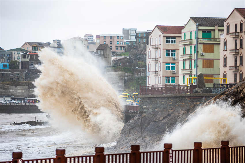 Zhejiang: tuf?o “Hinnamnor” aproxima-se e provoca ondas ao longo da costa