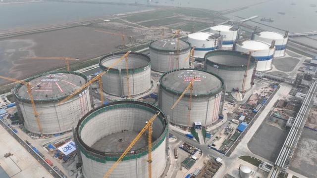 Leste da China constrói três enormes tanques de gás natural liquefeito
