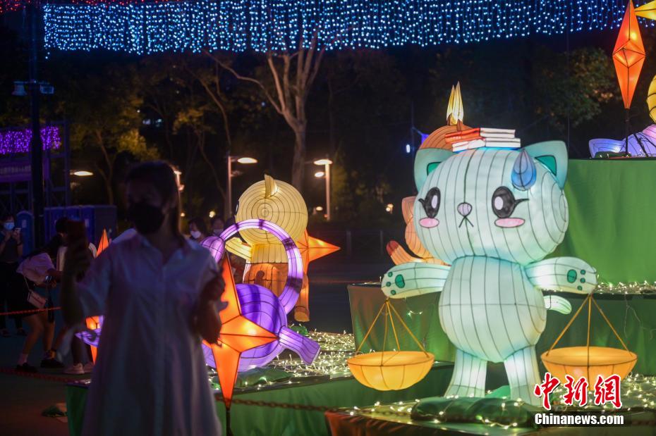 Hong Kong: Show de lanternas do Festival do Meio Outono é realizado no Parque Victoria 