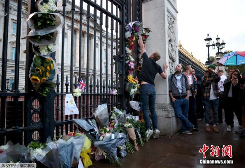 Britanicos de luto pela morte da rainha Isabel II