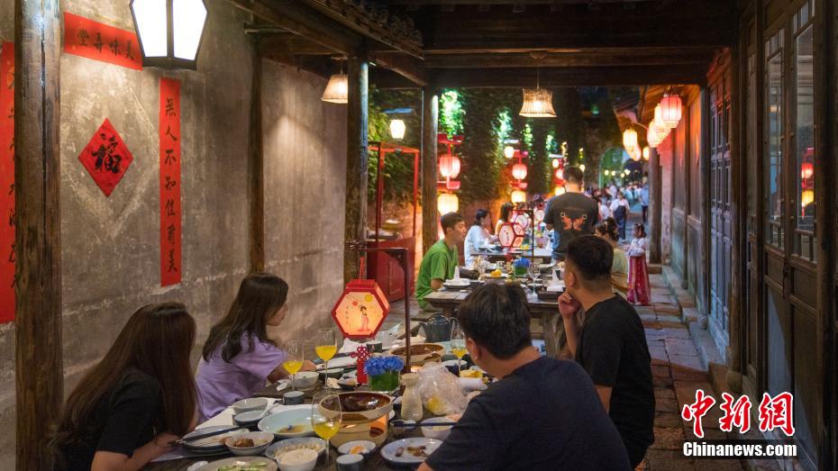 Zhejiang: atividades com características chinesas s?o favorecidas pelos turistas durante Festival do Meio do Outono