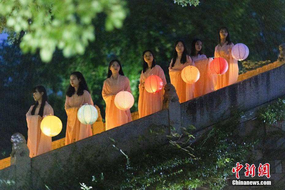 Zhejiang: atividades com características chinesas s?o favorecidas pelos turistas durante Festival do Meio do Outono