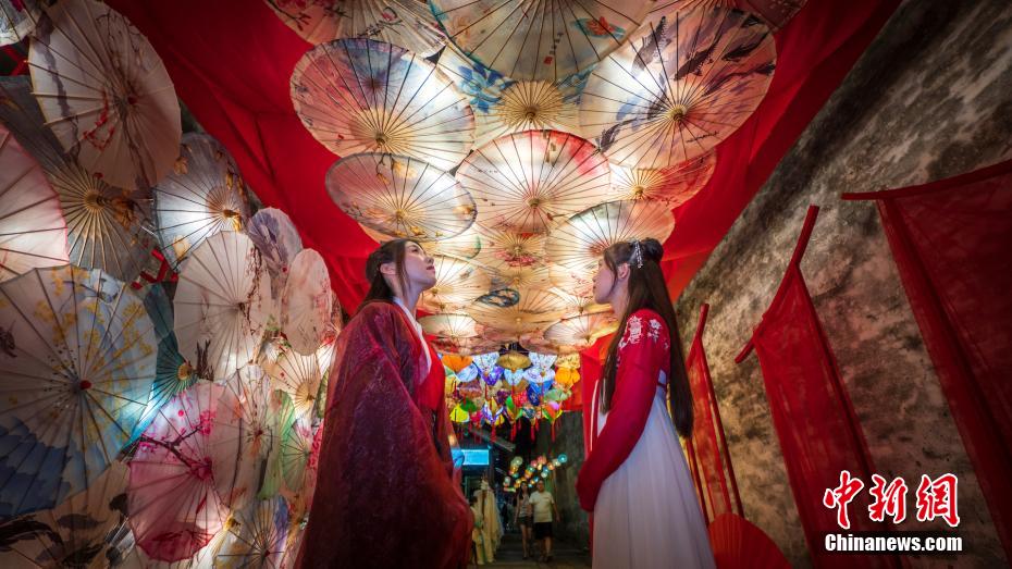 Zhejiang: atividades com características chinesas s?o favorecidas pelos turistas durante Festival do Meio do Outono