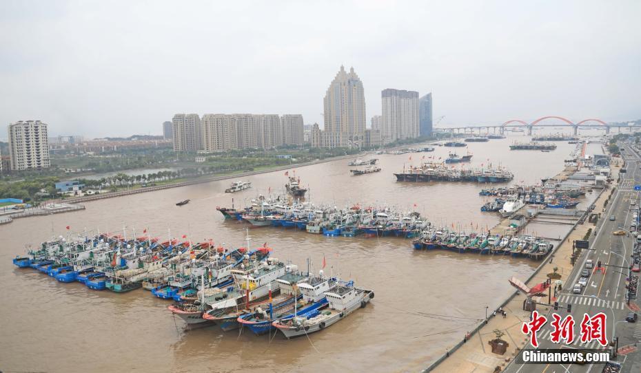 Zhejiang: barcos de pesca retornam ao porto por causa do tuf?o 