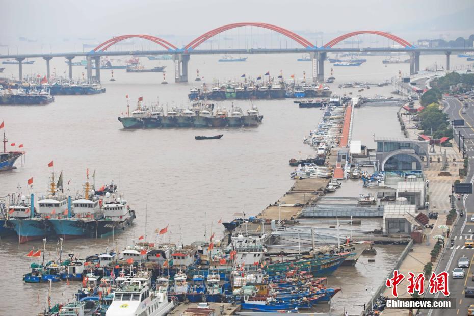 Zhejiang: barcos de pesca retornam ao porto por causa do tuf?o 