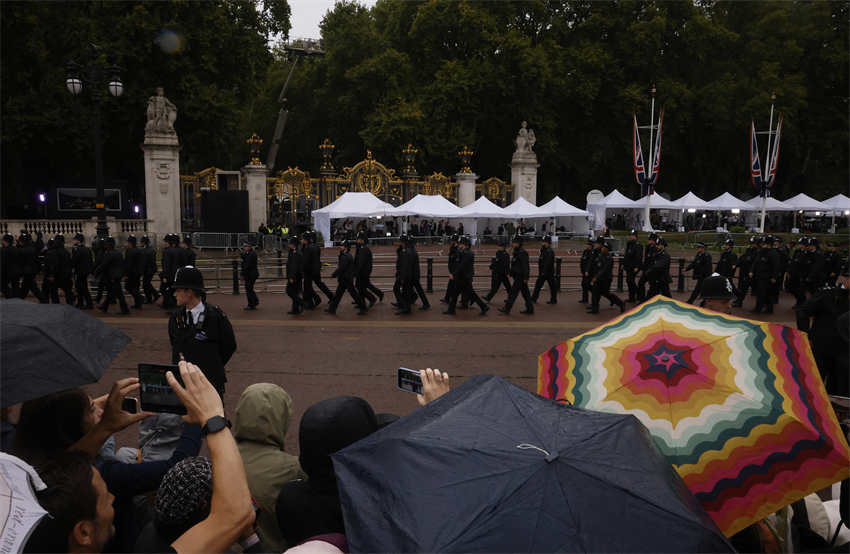 Caix?o da rainha Elizabeth II chega ao Palácio de Buckingham