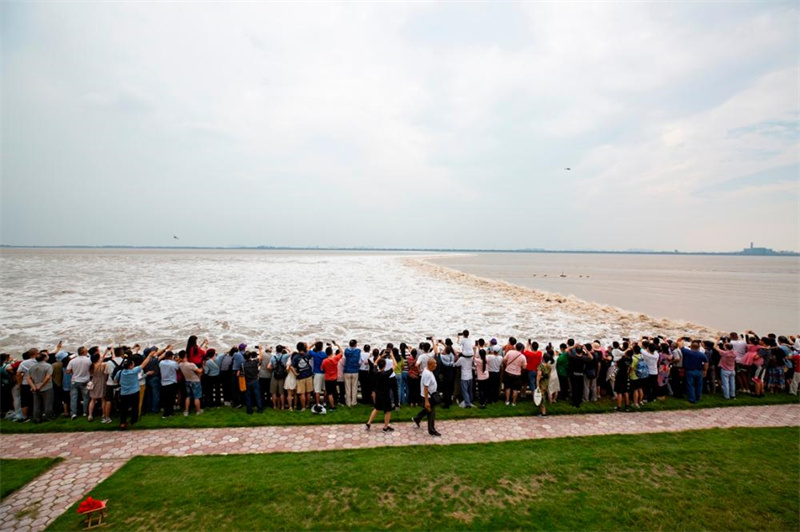 Marés gigantes atraem público ao rio Qiantang