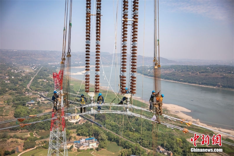 Se??o de Chongqing de transmiss?o de energia Baihetan-Zhejiang completa travessia do rio Yangtze