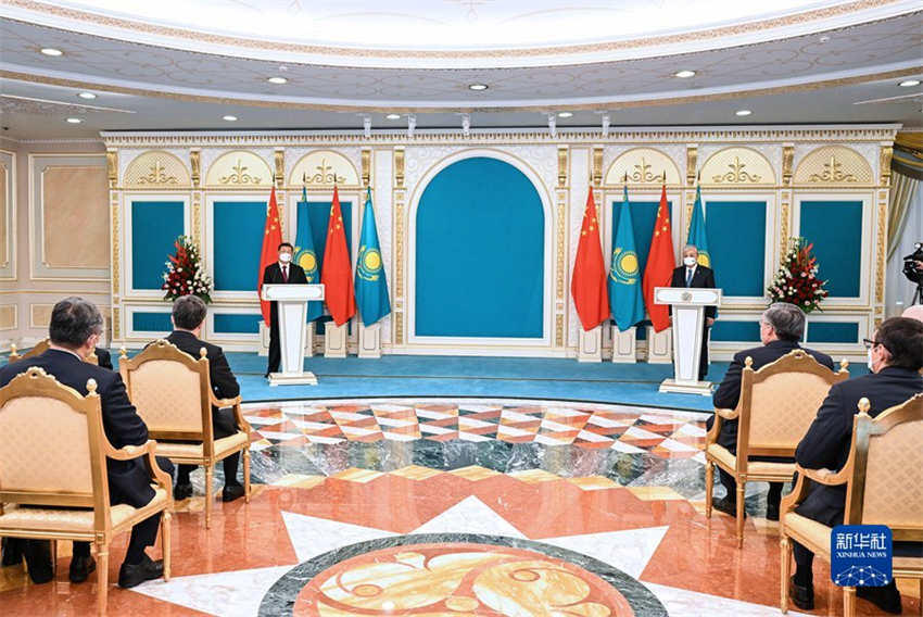 Xi Jinping recebe Ordem da águia Dourada concedida pelo presidente cazaque Tokayev