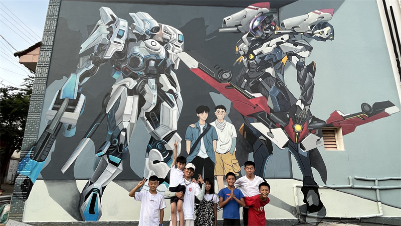 Muralista decora paredes de vilarejos com pinturas vívidas em Yunnan, sudoeste da China