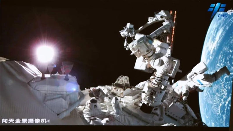 Dois astronautas chineses da miss?o Shenzhou-14 deixam cabine