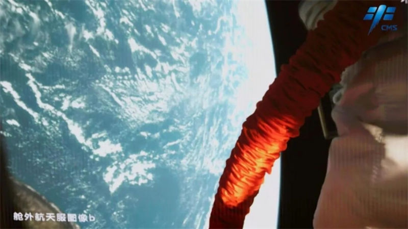 Dois astronautas chineses da miss?o Shenzhou-14 deixam cabine