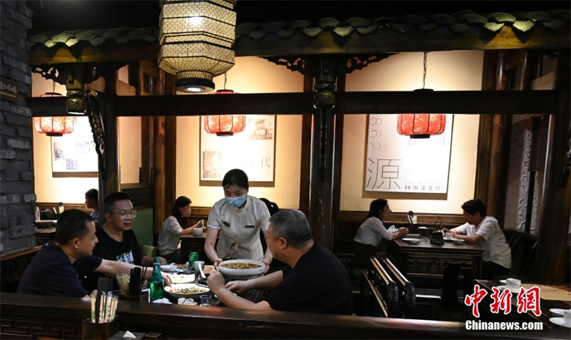 Chengdu retoma vida normal após o controle do novo surto de Covid-19