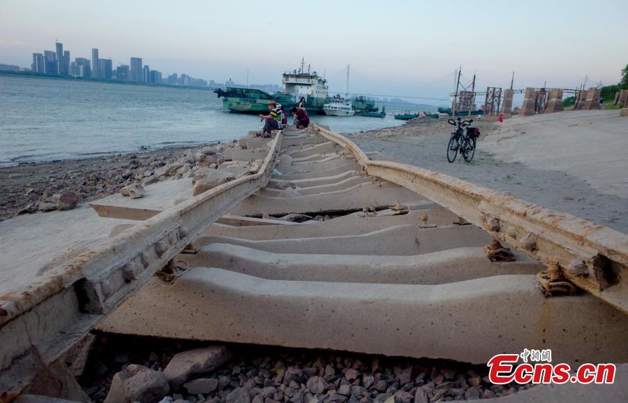 Wuhan: trilhos da ferrovia abandonada s?o expostos devido à queda do nível das águas do rio Yangtze