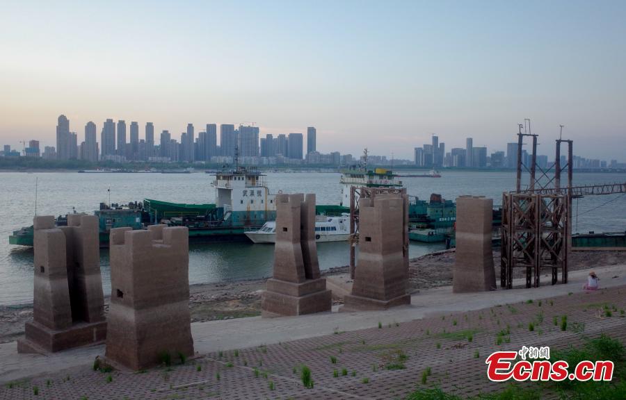 Wuhan: trilhos da ferrovia abandonada s?o expostos devido à queda do nível das águas do rio Yangtze
