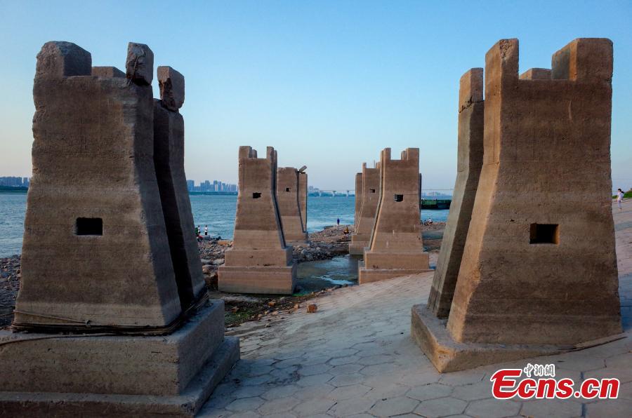 Wuhan: trilhos da ferrovia abandonada s?o expostos devido à queda do nível das águas do rio Yangtze