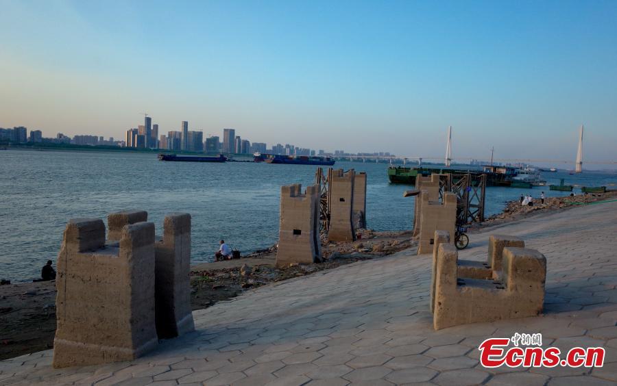 Wuhan: trilhos da ferrovia abandonada s?o expostos devido à queda do nível das águas do rio Yangtze