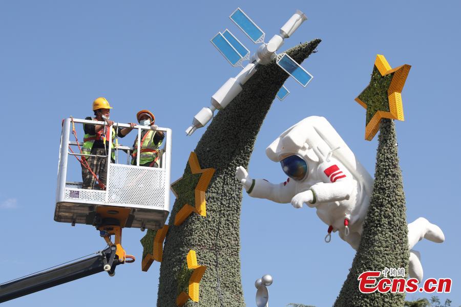 Beijing recebe decora??es de flores para celebrar o Dia Nacional