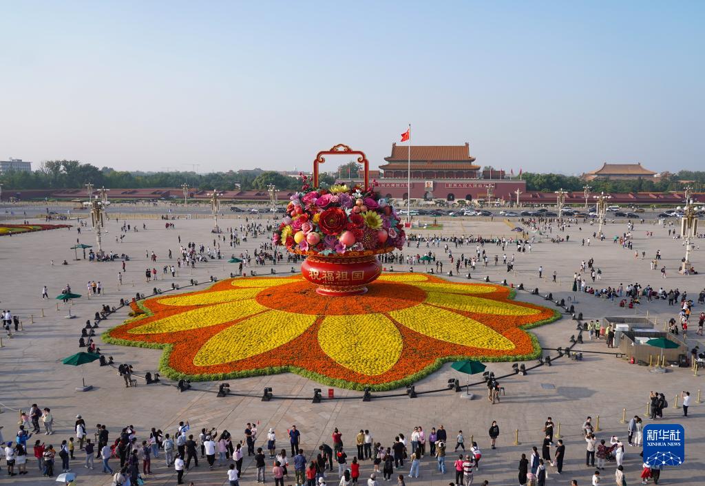 Galeria: Cesta gigante de flores decora Pra?a de Tiananmen