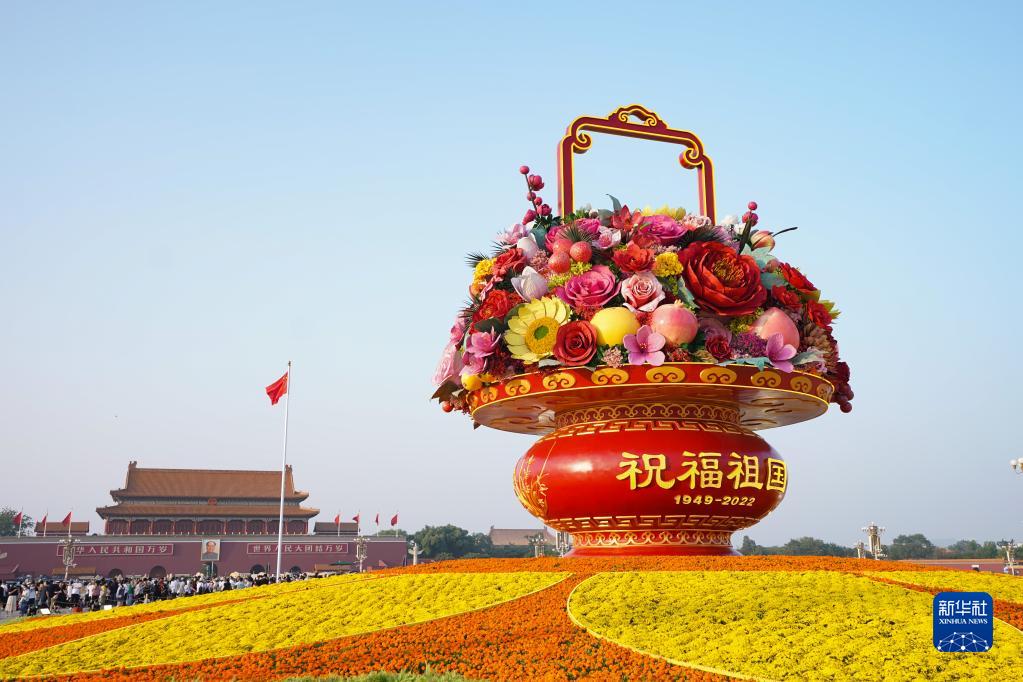 Galeria: Cesta gigante de flores decora Pra?a de Tiananmen