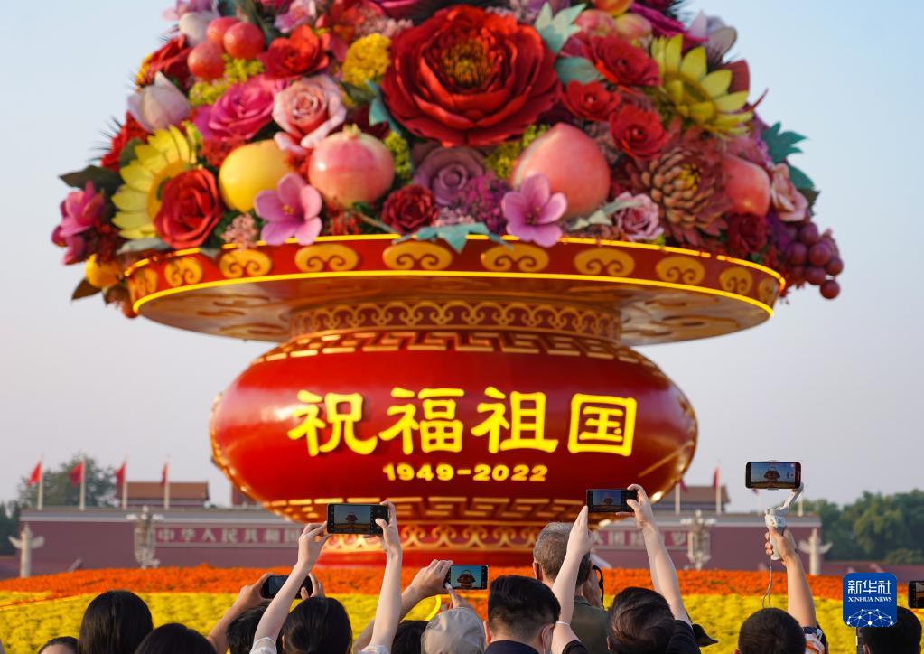 Galeria: Cesta gigante de flores decora Pra?a de Tiananmen