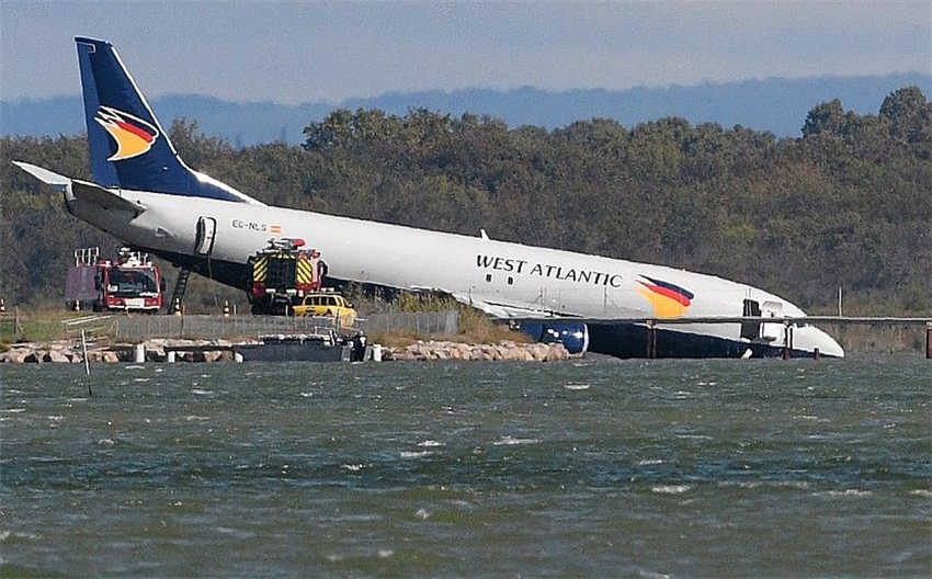 Fran?a: avi?o de carga sai da pista e sua nariz  mergulha no lago