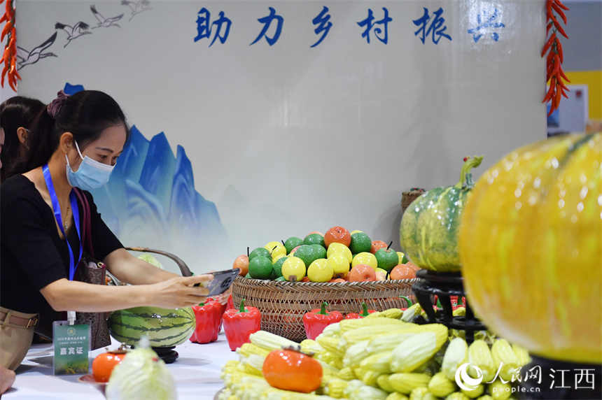 Galeria: pe?as de ceramica no formato de frutas e legumes s?o um sucesso em Jingdezhen
