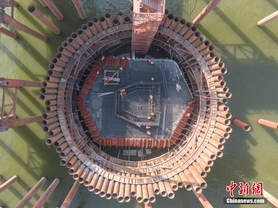 Panorama aéreo da constru??o da ponte Hongzhou em Jiangxi