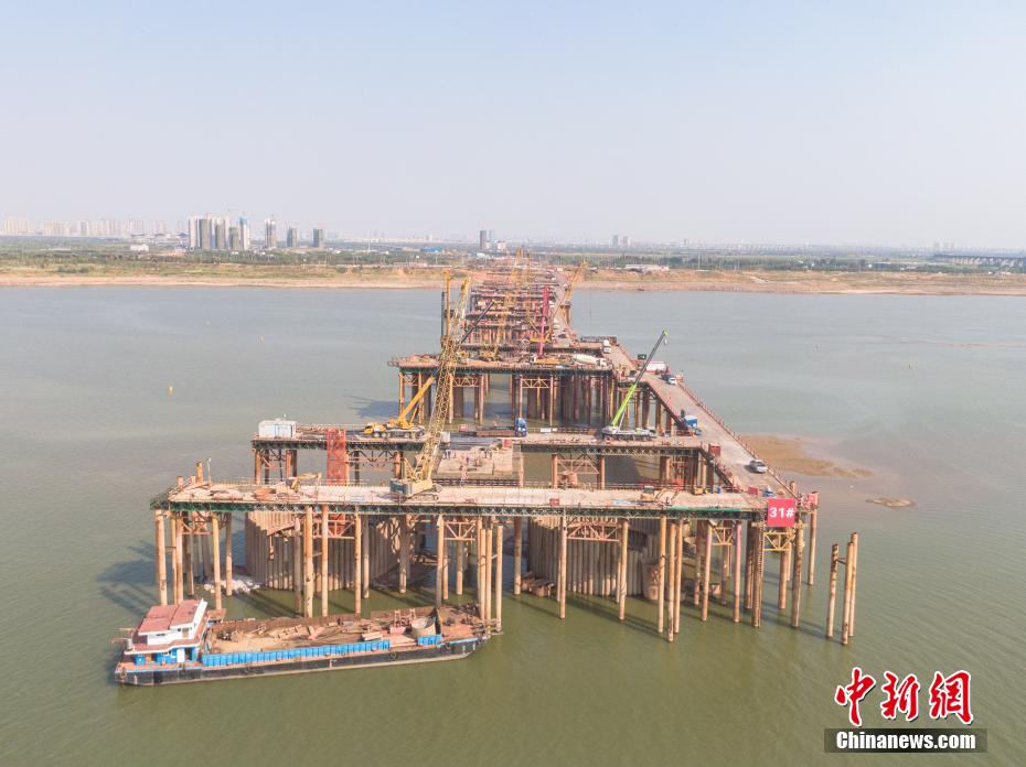 Panorama aéreo da constru??o da ponte Hongzhou em Jiangxi