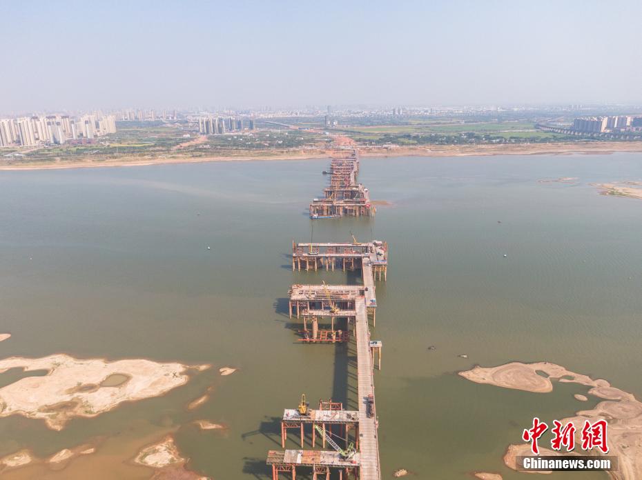 Panorama aéreo da constru??o da ponte Hongzhou em Jiangxi