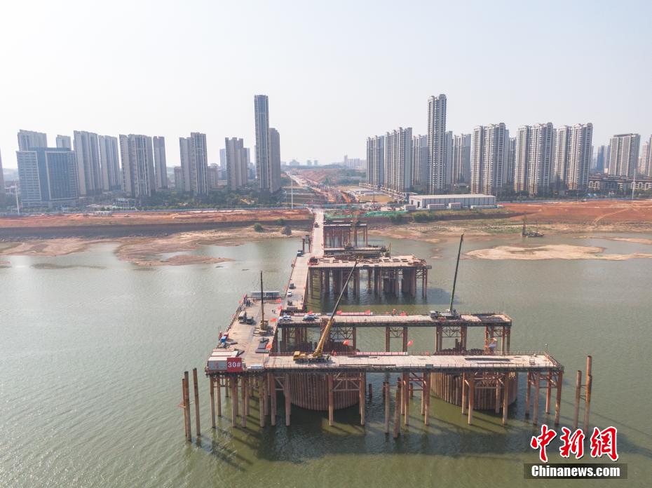Panorama aéreo da constru??o da ponte Hongzhou em Jiangxi