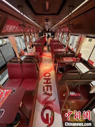 Galeria: “?nibus de hotpot” entra na opera??o em Chengdu