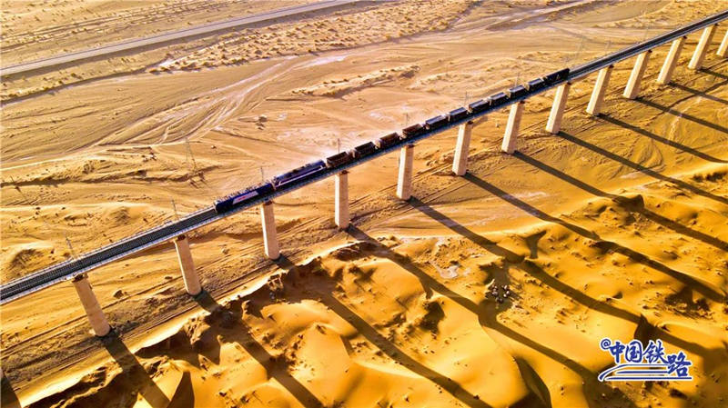 Galeria: ferrovia Dunhuang atravessa zona despovoada