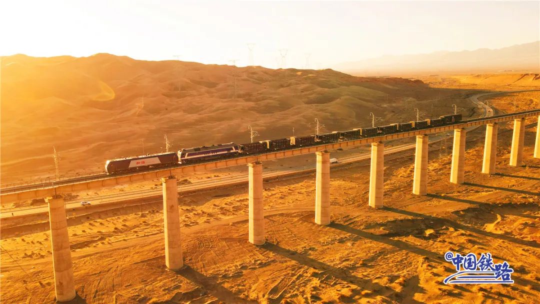 Galeria: ferrovia Dunhuang atravessa zona despovoada